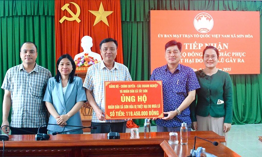 XÃ TÂY SƠN TRAO NGUỒN HỖ TRỢ ĐẾN ỦY BAN MTTQ VIỆT NAM XÃ SƠN HÒA GIÚP KHẮC PHỤC HẬU QUẢ THIÊN TAI